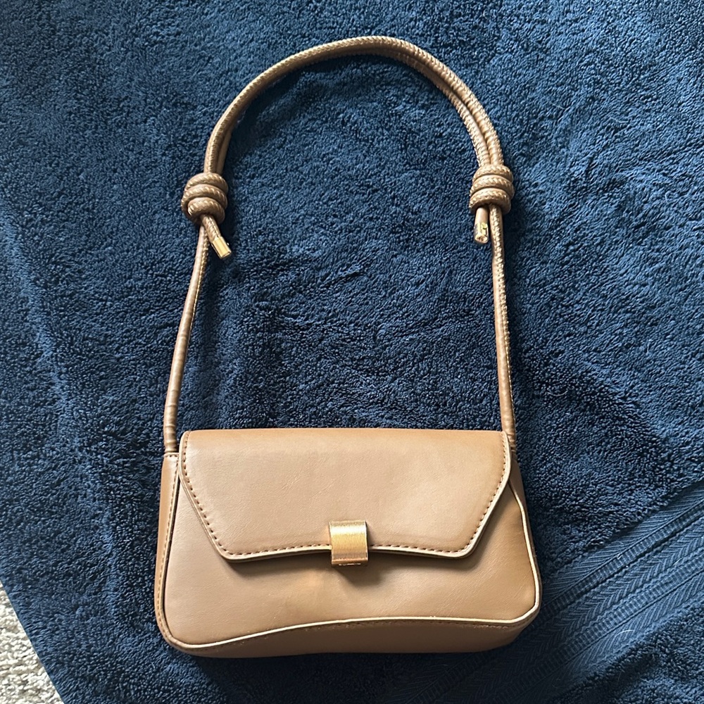 Elegant Tan Leather Shoulder Bag